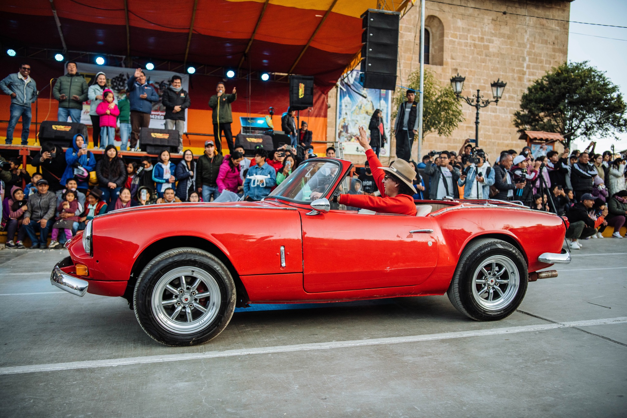 �ANDAHUAYLAS 198 AÃ‘OS: CURIOSOS EXPONIERON SUS AUTOS CLÃSICOS