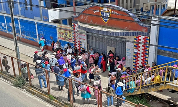 PADRES DE FAMILIA Y ESTUDIANTES DE LA IE JUAN ESPINOZA MEDRANO TOMAN LOCAL INSTITUCIONAL