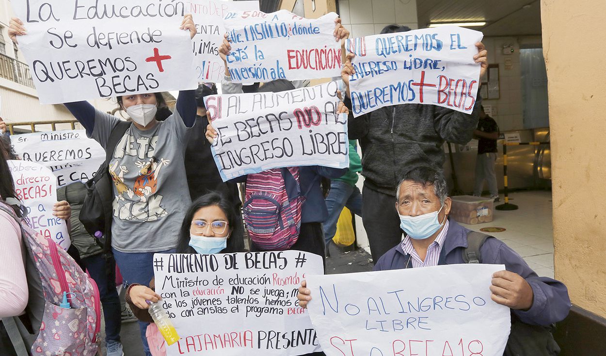 ESTUDIANTES DE BECA 18 PROTESTAN POR REDUCCIÓN DE NÚMERO DE VACANTES