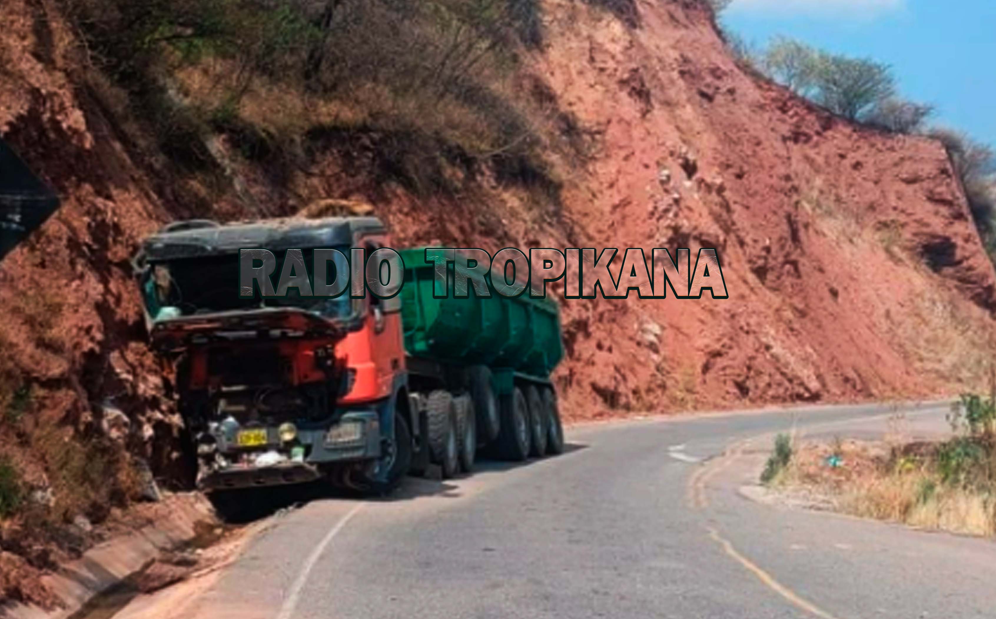 CAMIÓN ENCAPSULADO COLISIONA CONTRA EL CERRO EN CHINCHEROS