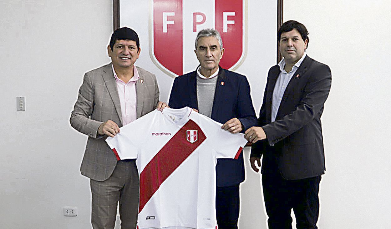 JUAN CARLOS OBLITAS SEGUIRÃ EN LA FPF
