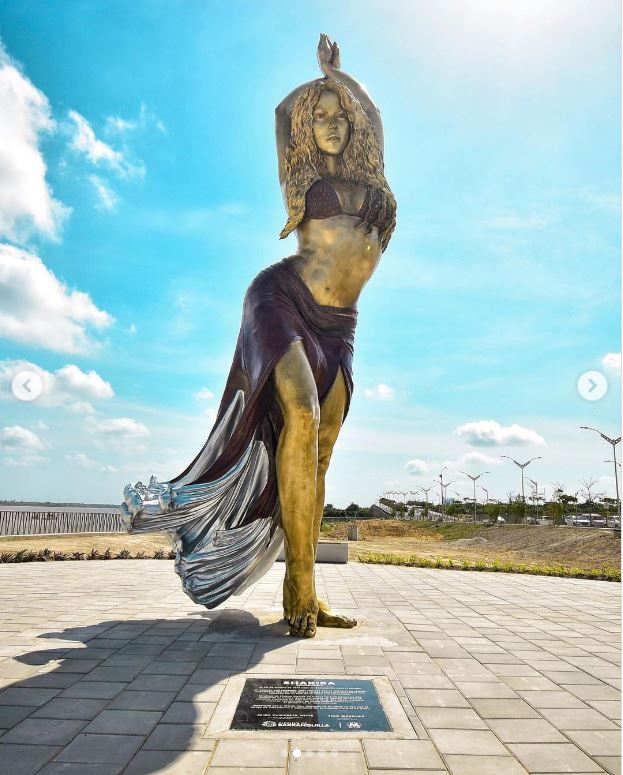 �SHAKIRA ES HOMENAJEADA CON ESTATUA DE MÃS DE 6 METROS EN COLOMBIA: â€œME SIENTO HONRADA Y CONMOVIDAâ€