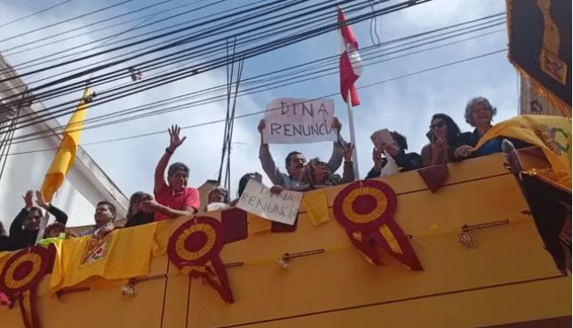 �CIUDADANOS DE TACNA PROTESTARON CONTRA DINA BOLUARTE EN PASEO DE LA BANDERA: â€œDINA, RENUNCIAâ€