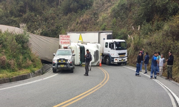 TRÃILER BLOQUEÃ“ POR MÃS DE OCHO HORAS CARRETERA CUSCO -ABANCAY, EN WILLCUYPATA