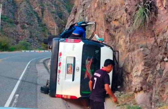 OCHO HERIDOS DEJA DESPISTE Y VOLCADURA DE MINIVÁN EN LA VÍA NAZCA–ABANCAY