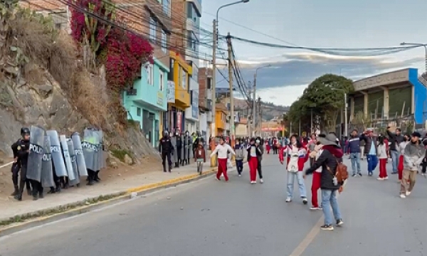 ESCOLARES SE ENFRENTAN A POLICÃAS POR DEMOLICIÃ“N DE LA I.E. JUAN ESPINOZA MEDRANO