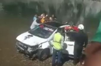 �ABANCAY: RESCATAN AUTO QUE CAYÃ“ AL RIO PACHACHA ALTURA DE CHONTAY, RESCATISTA SIGUEN BUSCANDO A DOS PERSONAS.