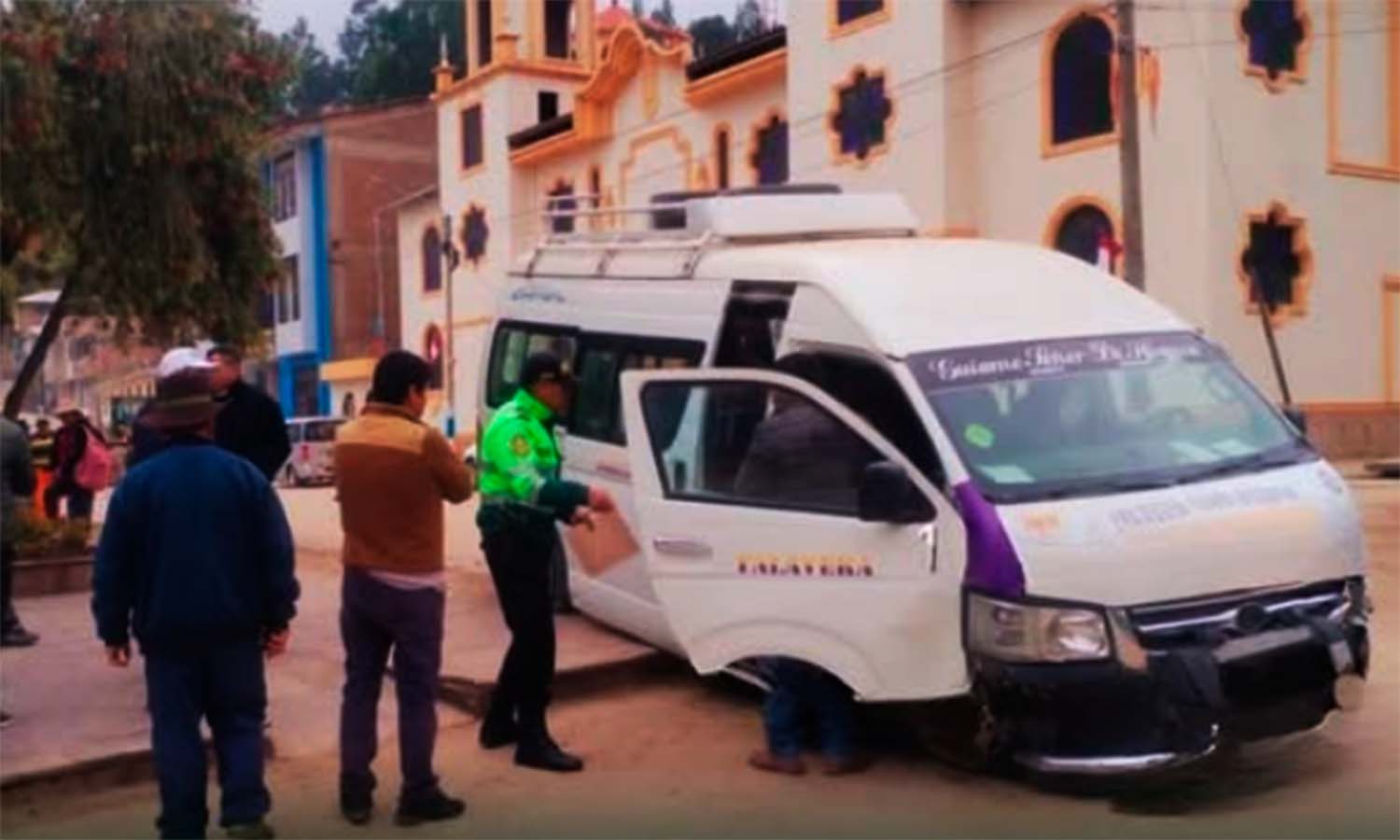 VEHÍCULO SUFRE DESPISTE Y COLISIONA CONTRA VEREDA EN LA PLAZA DE ARMAS DE PACUCHA