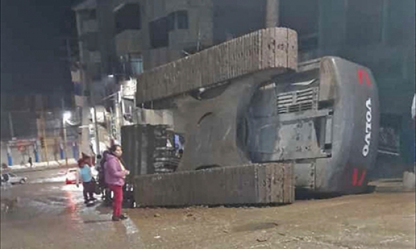 �ABANCAY: RETROEXCAVADORA APLASTA AUTO ESTACIONADO EN BENIGNO LA TORRE