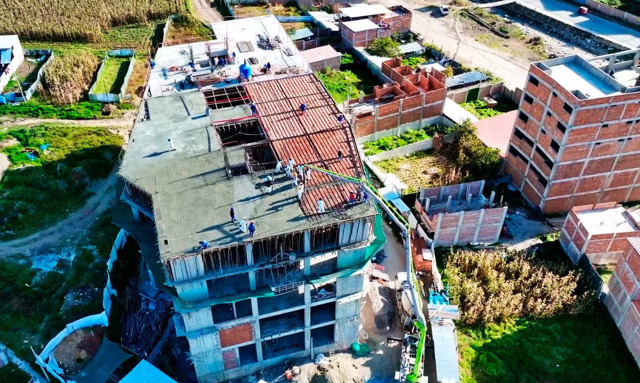 CULMINAN TECHADO DEL ÚLTIMO NIVEL DE LA NUEVA SEDE DE LA GERENCIA SUB REGIONAL CHANKA EN YAÑEC, SAN JERÓNIMO