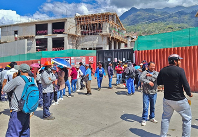 OBREROS REALIZAN PLANTÓN EN OBRA DEL NUEVO PENAL DE ABANCAY EXIGIENDO RESPETO A SUS DERECHOS LABORALES