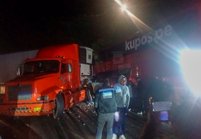 TRÁILER CHOCA CONTRA BUS DE LA EMPRESA SAN JERÓNIMO EN LA VÍA CUSCO–ANDAHUAYLAS