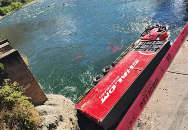 TRÁILER DE SHALOM CAE AL RÍO Y BLOQUEA LA CARRETERA INTEROCEÁNICA ENTRE CHALHUANCA Y ABANCAY