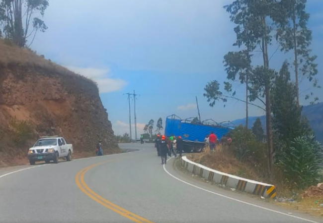 CHOQUE FRONTAL EN LA VÍA ABANCAY–CUSCO DEJA CINCO HERIDOS Y UNA CAMIONETA CAE A UN ABISMO